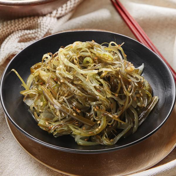 名称自家製ワカメつる和え物原材料名ワカメつる、たまねぎ、醤油、にんにく、牛肉ダシダ、ごま油、炒りごま、ねぎ、サラダ油 内容量300g賞味期限製造日から約7日保存方法冷蔵(10℃以下)保存製造者(株)世亜企画　埼玉県戸田市笹目8-11-14特...