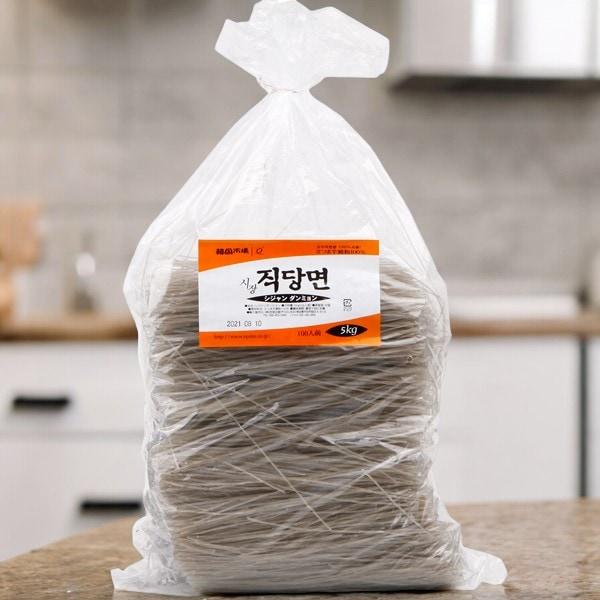 名称市場直春雨原材料名さつま澱粉(中国産) 内容量5kg賞味期限別途記載保存方法直射日光、高温多湿をさけて保存してください。原産国名中国特徴約23cm長さに切ってある使いやすい春雨です。※パッケージデザインは予告なく変更になる場合がございま...