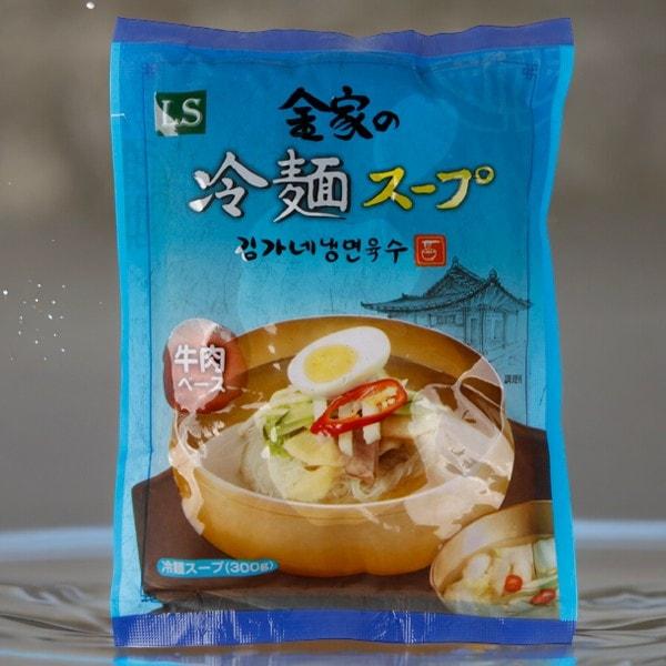 名称金家の冷麺スープ 原材料名冷麺スープベース(牛肉味粉末、牛肉エキス、食塩)、サイダー、醸造酢、砂糖、液状果糖、酸味料、調味料(アミノ酸等)、増粘安定剤(キサンタンガム)、乳化剤、香料(原材料の一部に大豆、小麦を含む)  内容量300g ...