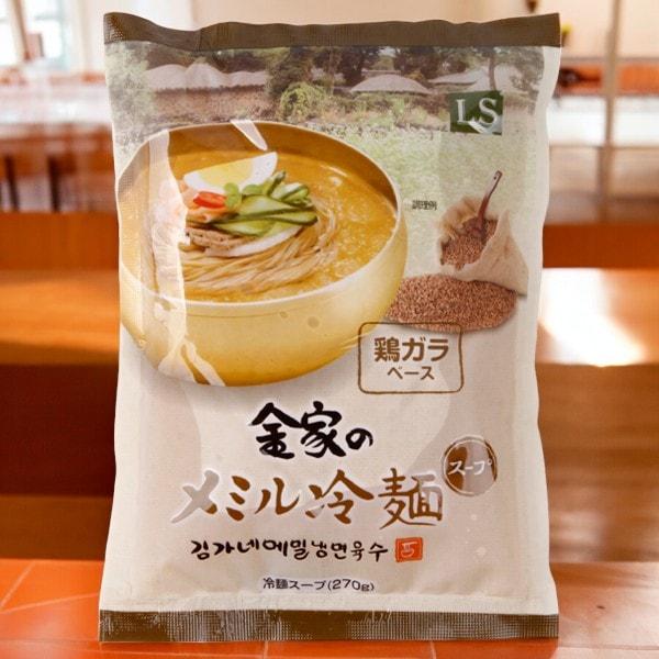 名称金家のメミル冷麺スープ 原材料名冷麺スープベース(液状果糖、チキンエキス、食塩)、サイダー、醸造酢、砂糖、牛肉味粉末(牛肉粉末、食塩、砂糖)、酸味料、調味料(アミノ酸等)、増粘安定剤(キサンタンガム)、香料(原材料の一部に大豆、小麦、鶏...