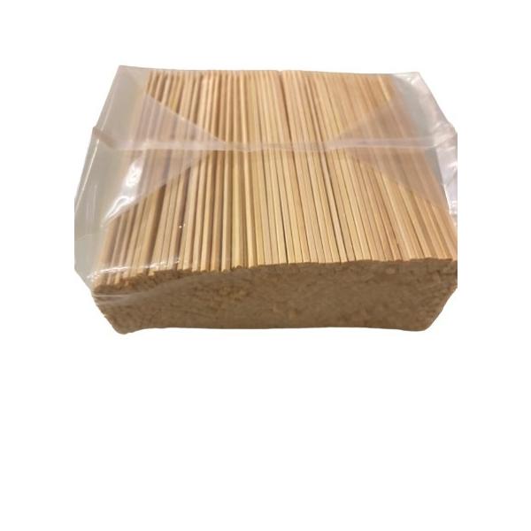 ●先端が半先(少し平らな部分がある)タイプの串です。断面は正方形に近い四角いものになります。先端が尖っていないタイプなので団子などの軟らかいものにおすすめです。5寸 直径 2.7mm×長さ 150mm●内容量:1000本●配送について商品を...