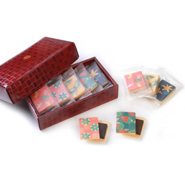 十人十色、想い結ぶ「心よせ（結）」。香ばしい最中種に、くちどけのよいチョコレートを挟んで味わうチョコ最中。5種の最中種に草花や生き物を色とりどりにちりばめました。まろやかで風味豊かなミルクチョコレート〈カカオ分33％〉ほのかな酸味とコク深い...