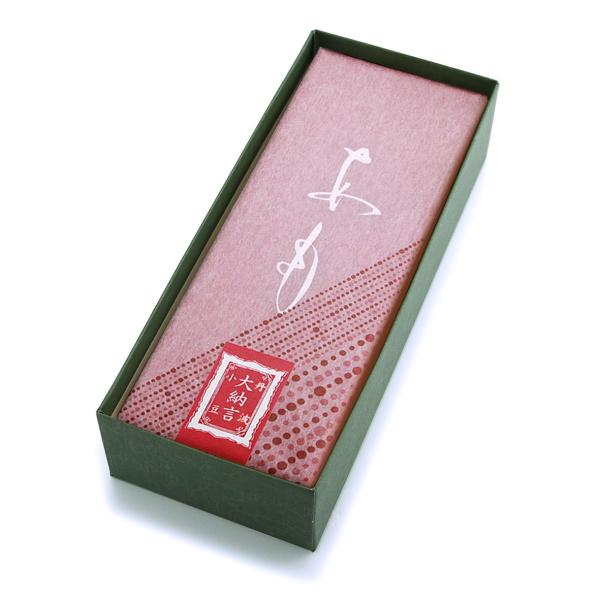 代表銘菓〈あも〉をお箱に入れてご用意しました。味と香りがよく、皮が薄くて口当たりのよい「丹波大納言小豆」。やわらかな羽二重餅と、やさしくほどける小豆を合わせた極上の棹菓子です。※予告なくパッケージの仕様変更をさせていただく場合がございます。...