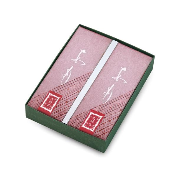 代表銘菓〈あも〉が２本入ったお詰合せです。味と香りがよく、皮が薄くて口当たりのよい「丹波大納言小豆」。やわらかな羽二重餅と、やさしくほどける小豆を合わせた極上の棹菓子です。大切な方への贈り物・ギフトにどうぞ。※予告なくパッケージの仕様変更を...