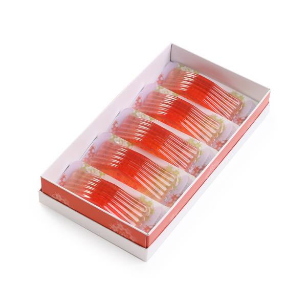 自家梅蔵で熟成させた甘い香りを放つ城州白梅に、赤色が鮮やかな梅の品種「露茜（つゆあかね）」を加え、寒天でとどめました。稜線を描いた象（かたち）は蒲生の丘を想像させます。お手土産や、大切な方への贈り物におすすめです。※標野は焼酎を使用していま...