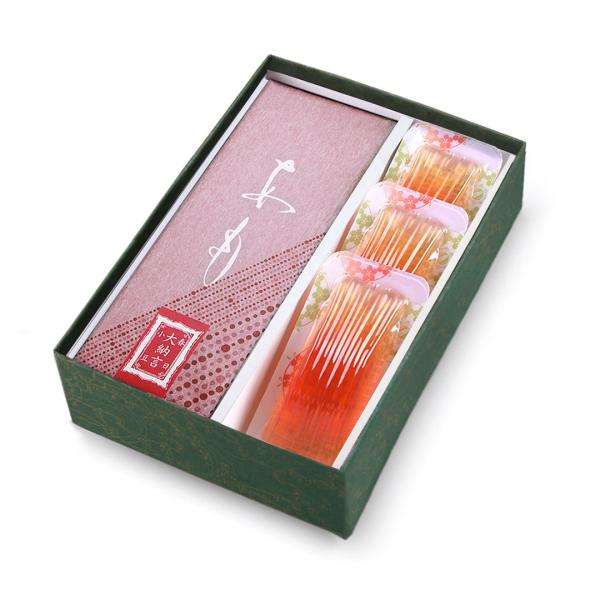 やわらかな羽二重餅と、やさしくほどける小豆を合わせた代表銘菓<あも>。自家梅蔵で熟成させた甘い香りを放つ城州白梅に、赤色が鮮やかな梅の品種「露茜（つゆあかね）」を加え、寒天でとどめまた<標野（しめの）>。大切な方への...