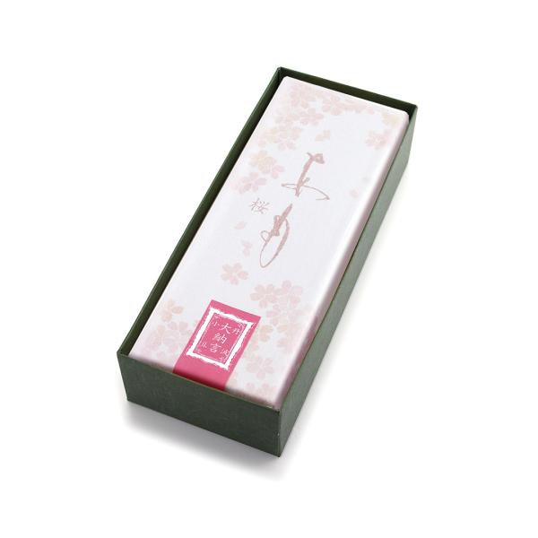 塩漬けした桜葉を刻み、羽二重餅に練り込みました。上品な香りがする、春のあもです。大切な方への贈り物・ギフトに是非どうぞ。※予告なくパッケージの仕様変更をさせていただく場合がございます。・賞味期限製造日より30日・アレルギー大豆