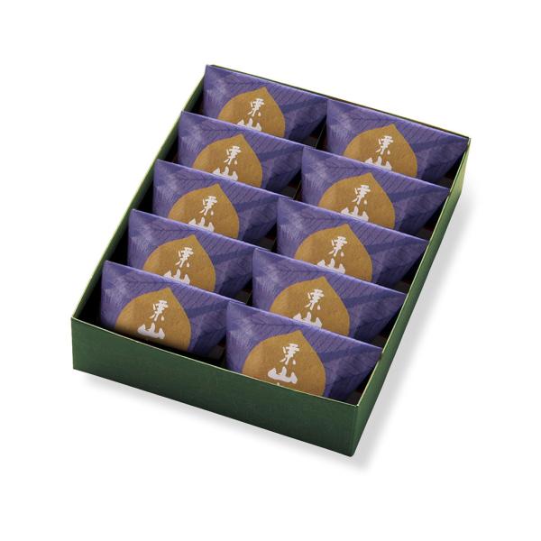 小豆の煮汁を加え、丁寧につくったこし餡の羊羹生地は風味豊か。中には栗の甘露煮をまるごと一粒入れました。贈り物・ギフトにどうぞ。※予告なくパッケージの仕様変更をさせていただく場合がございます。・賞味期限製造日より30日・セット内容栗山家　10...