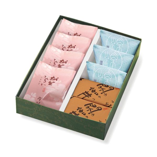 【松笠ひろい（ショコラ）】実りのかたちに、やさしい気持ちを込めて。米粉で焼き上げた口あたり軽やかなフィナンシェです。香り高いチョコレートを使用し、濃厚で奥深い味わいに仕上げました。【栗山家（くりさんが）】小豆の煮汁を加え、丁寧につくったこし...