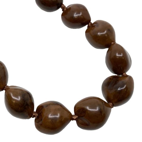 素材 ■天然ククイ(色ムラあり) 長さ（ぐるり） ■■85〜95cm（個体差があります)/32粒 商品について ■※リボンの色や太さはまちまちでよれていたりします。　また、ククイは天然の素材ですので色ムラ等もございます。■自然の物を使用して...