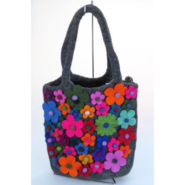 ネパール手作り可愛いフェルトバッグ 風景デザイン，花，草、羊，空，家 karabanashop_fbag201204