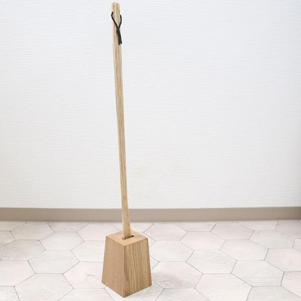 名入れ不可商品。立ったまま使える便利なくつべら。玄関付近のちょっとしたスペースに使用可能で人気。飲食店の方にも圧倒的な支持を頂いております。木製のあたたかい風合いなので来客時にも便利な品を是非ご家庭に！サイズ(約):全体の高さ・75.5cm...