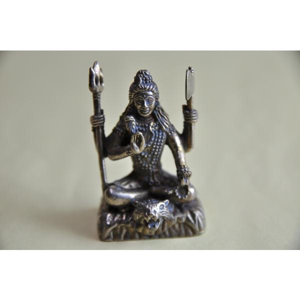 ヒンドゥー教の創造と破壊、再生の神様、シヴァのメタル像ですインド・ネパールでは絶大な人気を誇る神様です日本では大自在天として信仰されています妻はパールパティー、息子はガネーシャ、スカンダ(韋駄天)、クベラ(金毘羅)普段閉じられている、額にあ...