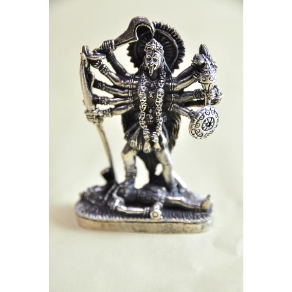 ヒンドゥーの神様、カーリーのメタル像ですシヴァの妻、パールパティーの忿怒の形像です足で踏みつけているのは夫のシヴァです敵の血を飲み干す恐怖の女神です真鍮合金製　　タイ製　サイズ：約6.6cm　重さ：約75gスケールはあくまで目安としてお考え...