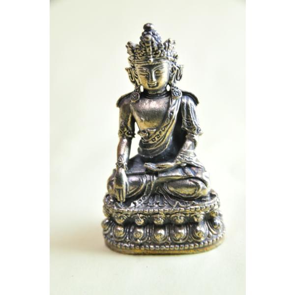東アジアでは非常に人気のある観音菩薩の仏像です小さいですが精緻な仏像です真鍮合金製　　タイ製　サイズ：約5.8cm　重さ：59gスケールはあくまで目安としてお考えくださいパソコンの環境などにより写真と実物の商品の色合いが違って見える場合があ...
