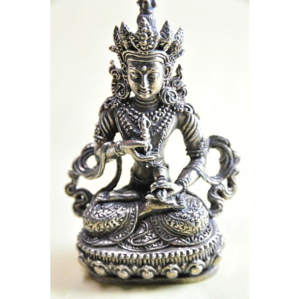 過去世からの悪行をすべて清めるといわれるヴァジュラサッタの仏像です小さいですが精緻な仏像です真鍮合金製　　タイ製　サイズ：約4.8cm　重さ：38gスケールはあくまで目安としてお考えください パソコンの環境などにより写真と実物の商品の色合い...