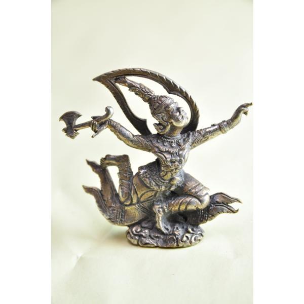 アプサラ(天使)のメタル像ですタイの寺院やカンボジアのアンコール遺跡のレリーフとして有名です小さいですが精緻な像です真鍮合金製　　タイ製　サイズ：　約4.7cm　重さ：約30gスケールはあくまで目安としてお考えください パソコンの環境などに...