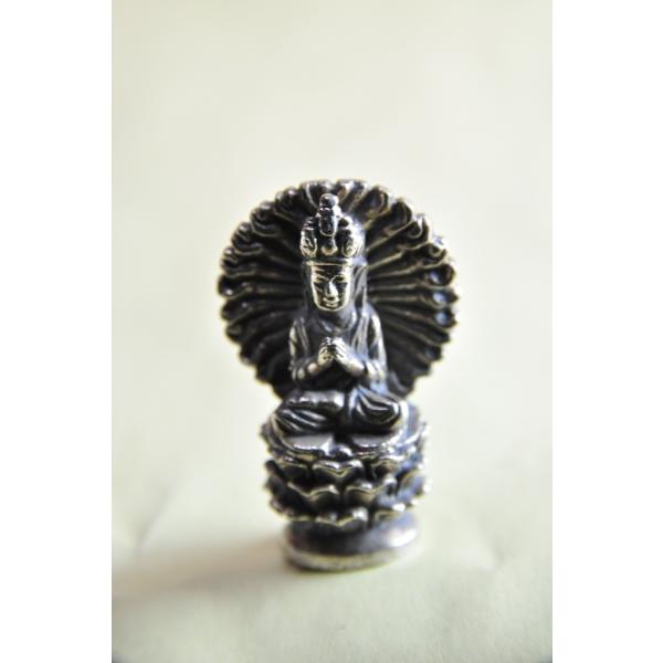 千手観音菩薩の仏像です小さいですが精緻な像です真鍮合金製　　タイ製　サイズ：　約3.8cm　重さ：約23gスケールはあくまで目安としてお考えください パソコンの環境などにより写真と実物の商品の色合いが違って見える場合があります製造過程におけ...