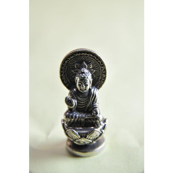 盧舎那仏の仏像です小さいですが精緻な像です真鍮合金製　　タイ製　サイズ：　約3.9cm　重さ：約28gスケールはあくまで目安としてお考えください パソコンの環境などにより写真と実物の商品の色合いが違って見える場合があります製造過程における多...