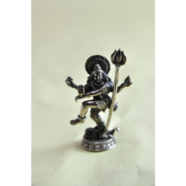 ヒンドゥー教の創造と破壊、再生の神様、シヴァのメタル像ですインド・ネパールでは絶大な人気を誇る神様です日本では大自在天として信仰されています妻はパールパティー、息子はガネーシャ、スカンダ(韋駄天)、クベラ(金毘羅)普段閉じられている、額にあ...