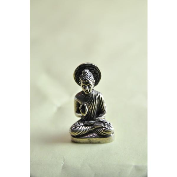 五智如来の一つ、不空成就如来のミニメタル像です小さいですが精緻な仏像です真鍮合金製　　タイ製　サイズ：約2.9cm　重さ：約14gスケールはあくまで目安としてお考えください パソコンの環境などにより写真と実物の商品の色合いが違って見える場合...