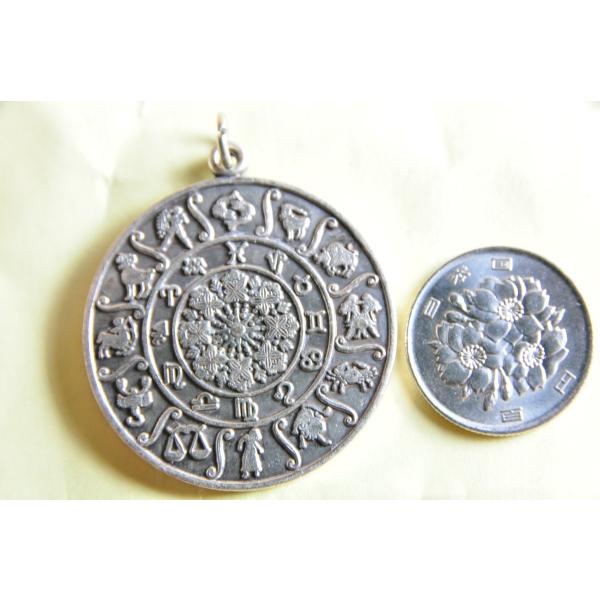 珍しい星座曼荼羅のペンダントトップです真鍮合金製　　タイ製　サイズ：約3.7cm　重さ：約22gスケールはあくまで目安としてお考えください パソコンの環境などにより写真と実物の商品の色合いが違って見える場合があります製造過程における多少のキ...