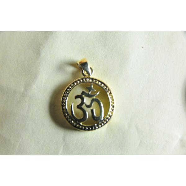 オム（オーム）マークのペンダントトップです真鍮合金製　　タイ製　サイズ：約1.8cm　重さ：約2.0gスケールはあくまで目安としてお考えください パソコンの環境などにより写真と実物の商品の色合いが違って見える場合があります製造過程における多...