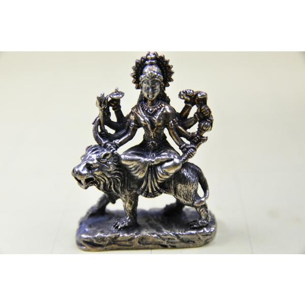 ヒンドゥー教の女神、ドゥルガーのメタル像ですシヴァの妃、パールパティーの忿怒の相です小さいですが、精緻な像です真鍮合金製　　タイ製　サイズ：約5.0cm　重さ：約48gスケールはあくまで目安としてお考えください パソコンの環境などにより写真...