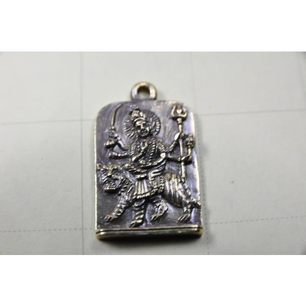 ヒンドゥー教の女神、ドゥルガーのペンダントトップですシヴァの妃、パールパティーの忿怒の相です小さいですが、精緻なトップです真鍮合金製　　タイ製　サイズ：約3.2cm　重さ：約10gスケールはあくまで目安としてお考えください パソコンの環境な...