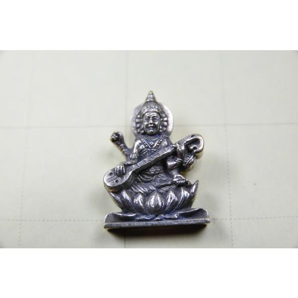 ヒンドゥー教の神様、サラスパティーのペンダントトップです日本では七福神の一神としても有名な弁財天として信仰されています芸能音楽・弁舌・福徳・財宝にご利益があるとされています夫はブラフマー(梵天)日本では恋人と一緒にお参りするとやきもちを妬い...