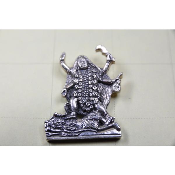 ヒンドゥーの神様、カーリーのペンダントトップですシヴァの妻、パールパティーの忿怒の形です足で踏みつけているのは夫のシヴァです敵の血を飲み干す恐怖の女神です真鍮合金製　　タイ製　サイズ：約4.0cm　重さ：約15gスケールはあくまで目安として...