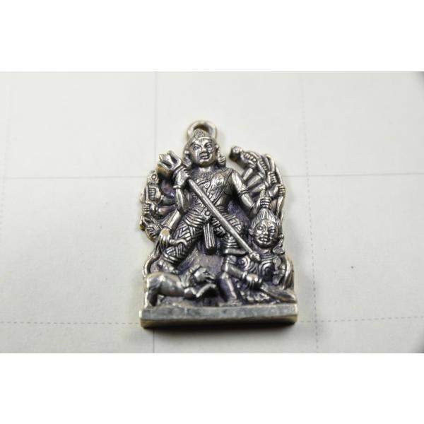 ヒンドゥー教の女神、ドゥルガーのペンダントトップですシヴァの妃、パールパティーの忿怒の相です小さいですが、精緻なトップです真鍮合金製　　タイ製　サイズ：約3.6cm　重さ：約18gスケールはあくまで目安としてお考えください パソコンの環境な...