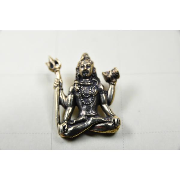 ヒンドゥー教の創造と破壊、再生の神様、シヴァのメタルトップですインド・ネパールでは絶大な人気を誇る神様ですお守り、護符としてお使いいただけます小さいですが精緻なペンダントトップです真鍮合金製　　タイ製　サイズ：約3.4cm　重さ：約13gス...