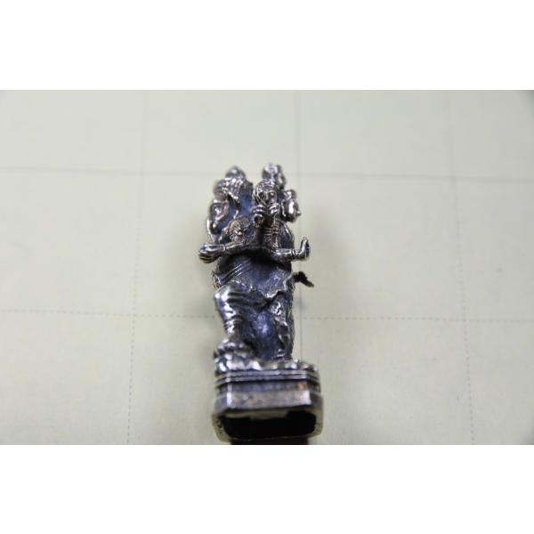 ヒンドゥー教の幸運の神様ガネーシャと創造神ブラフマーが一体となった珍しいメタル像です真鍮合金製　　タイ製　サイズ：約4.4cm　重さ：約22gスケールはあくまで目安としてお考えください パソコンの環境などにより写真と実物の商品の色合いが違っ...