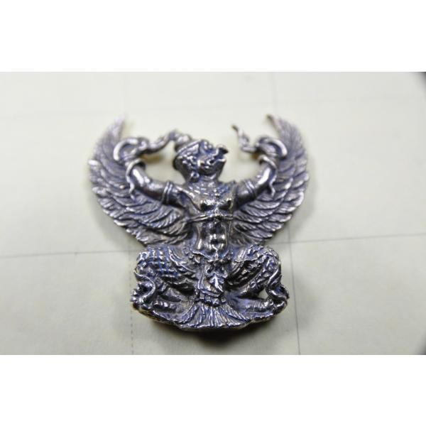 ヒンドゥ教の神様、ガルーダのメタル像です人間の姿をした鳥の神様で、ヴィシュヌの乗り物になっています仏教では八部衆の一神 迦楼羅で、太陽神とされています自立はしません真鍮合金製　　タイ製　サイズ：約3.7cm　重さ：約15gスケールはあくまで...