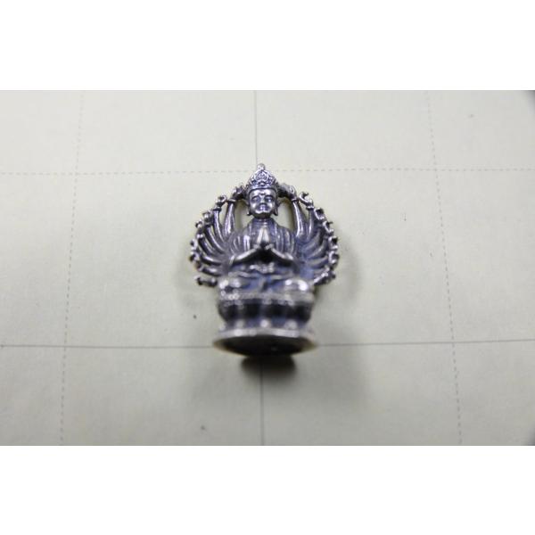 千手観音菩薩の仏像です小さいですが精緻な像です真鍮合金製　　タイ製　サイズ：　約2.6cm　重さ：約7gスケールはあくまで目安としてお考えください パソコンの環境などにより写真と実物の商品の色合いが違って見える場合があります製造過程における...