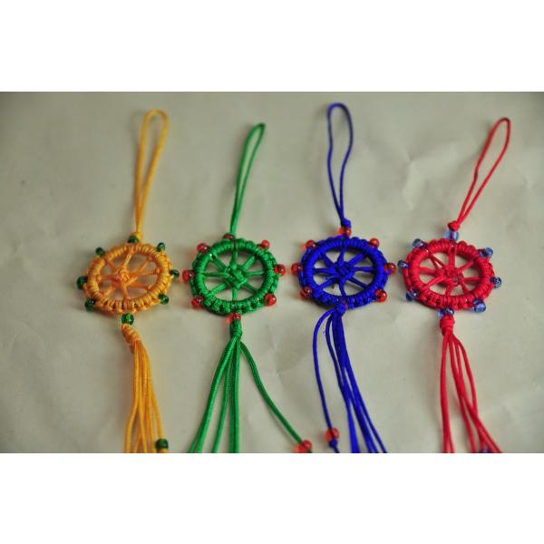 チベット仏教で絶対的な完璧さを現すシンボル、チャクラのストラップです　　　　中心から出る8本の線は悟りに向かうための八正道を現しています　　　　お守り、護符としてお使いいただけます　　カトマンドゥの仏教寺院、ボダナートの数珠・法具屋で買い求...