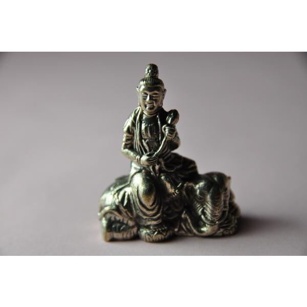 象に乗った普賢菩薩のメタル仏像です小さいですが精緻な仏像です真鍮合金製　　タイ製　サイズ：約4.7cm　重さ：約54gスケールはあくまで目安としてお考えください パソコンの環境などにより写真と実物の商品の色合いが違って見える場合があります製...