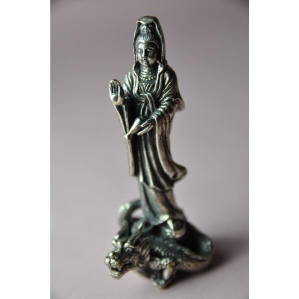 龍に乗った観音菩薩のメタル仏像です小さいですが精緻な仏像です真鍮合金製　　タイ製　サイズ：約8.0cm　重さ：約82gスケールはあくまで目安としてお考えください パソコンの環境などにより写真と実物の商品の色合いが違って見える場合があります製...