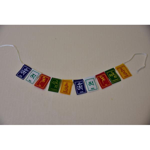 仏教の真言が書かれた5色の旗が2連(合計10枚)つながった小さなタルチョです　　観音六字咒真言のマントラ「オムマニペメフム」が書かれています小さいのでちょっとした飾り・インテリアにもなります　このサイズ、現地のチベタンはバイクや車に飾ってい...