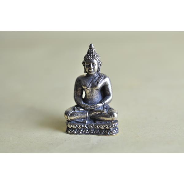 上座部仏教スタイルのブッダ像です真鍮合金製　　タイ製　サイズ：約3.2cm×2.0cm 18gスケールはあくまで目安としてお考えください パソコンの環境などにより写真と実物の商品の色合いが違って見える場合があります製造過程における多少のキズ...