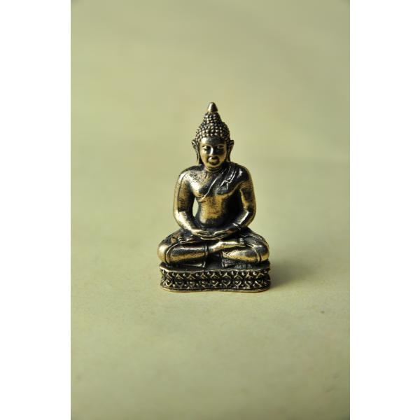 釈迦如来のミニメタル像です真鍮合金製　　タイ製　サイズ：約3.1cm×2.3cm×1.0cmスケールはあくまで目安としてお考えください パソコンの環境などにより写真と実物の商品の色合いが違って見える場合があります製造過程における多少のキズ、...