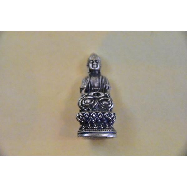 釈迦如来のメタル像です小さいですが精緻な仏像です真鍮合金製　　タイ製　サイズ：約4.0cm×1.8cm　約22gスケールはあくまで目安としてお考えください パソコンの環境などにより写真と実物の商品の色合いが違って見える場合があります製造過程...