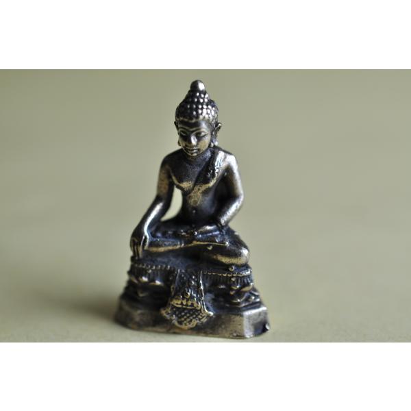 タイの上座部仏教スタイルのブッダ像です真鍮合金製　　タイ製　サイズ：約3.0cm×2.0cm  14gスケールはあくまで目安としてお考えください パソコンの環境などにより写真と実物の商品の色合いが違って見える場合があります製造過程における多...