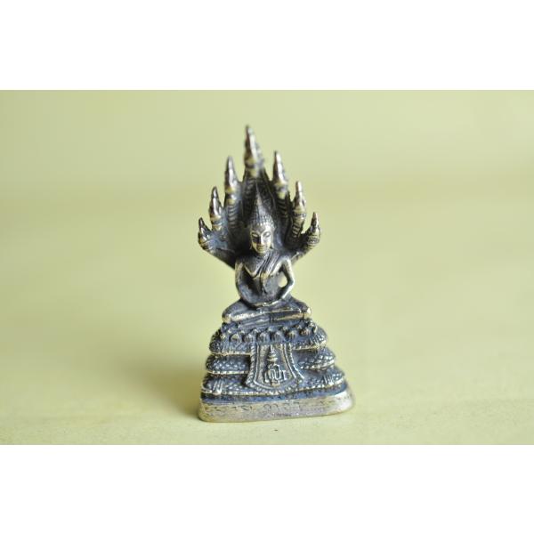 タイの上座部仏教スタイルの小さな釈迦牟尼仏像です雨に濡れないようにナーガ(コブラ)がお守りしている像です真鍮合金製　　タイ製　サイズ：約3.7cm×2.0cm　約13gスケールはあくまで目安としてお考えください パソコンの環境などにより写真...