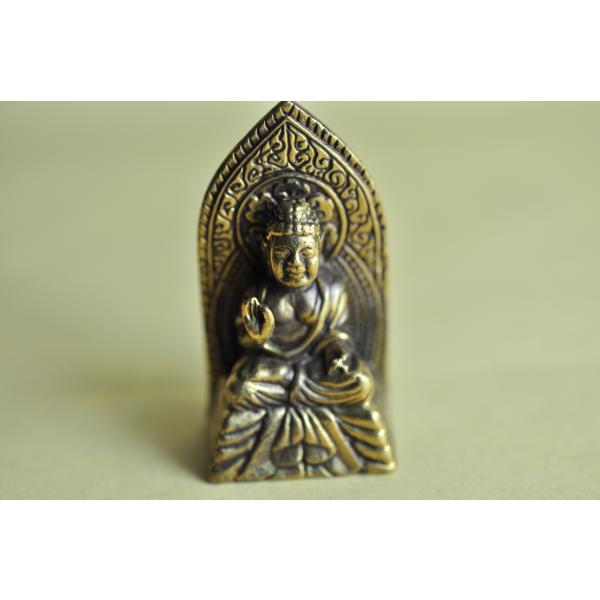 光背のついた小さな釈迦如来像です真鍮合金製　　タイ製　サイズ：約3.8cm×2.1cm　約25gスケールはあくまで目安としてお考えください パソコンの環境などにより写真と実物の商品の色合いが違って見える場合があります製造過程における多少のキ...