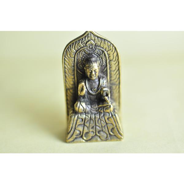 光背のついた阿弥陀如来像です真鍮合金製　　タイ製　サイズ：約4.0cm×2.3cm　約29gスケールはあくまで目安としてお考えください パソコンの環境などにより写真と実物の商品の色合いが違って見える場合があります製造過程における多少のキズ、...