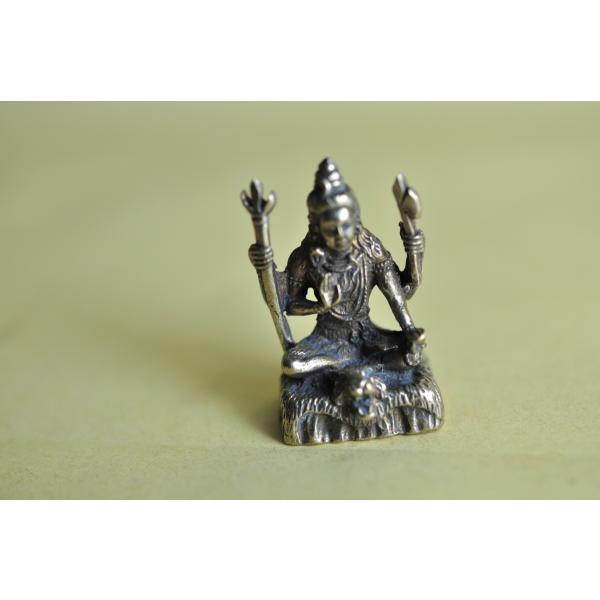 ヒンドゥー教の創造と破壊、再生の神様、シヴァのメタル像ですインド・ネパールでは絶大な人気を誇る神様です日本では大自在天として信仰されています小さいですが精緻な像です真鍮合金製　　タイ製　サイズ：約2.8cm×1.8cm　約14gスケールはあ...