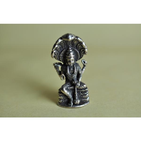 ヒンドゥー教の神様、ヴィシュヌのメタル像です世界維持、慈愛の神様でガルーダに乗っている姿が有名です妻はラクシュミー大乗仏教では自在天とされます小さいですが精緻な像です真鍮合金製　　タイ製　サイズ：約3.3cm×1.6cm　約17gスケールは...