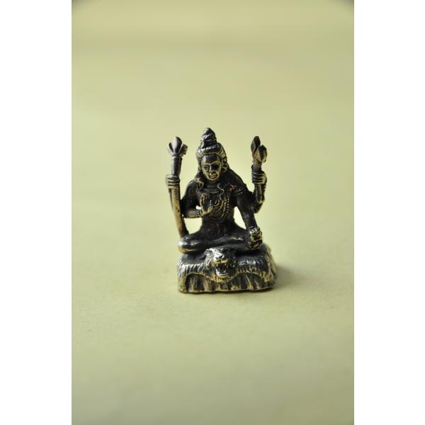 ヒンドゥー教の再生と破壊の神様、シヴァのミニメタル像です真鍮合金製　　タイ製　サイズ：約2.9cm×1.8cm×1.2cm  15gスケールはあくまで目安としてお考えください パソコンの環境などにより写真と実物の商品の色合いが違って見える場...